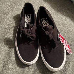 Vans knotted shoes